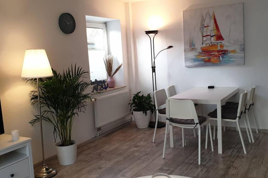 Charmante Haushaelfte Mit Garten Und Terrasse Flensburg Exterior foto